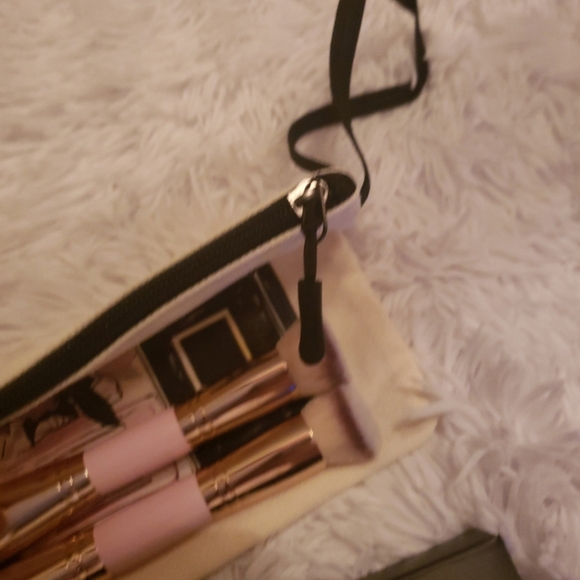 Cosmetic bag and blending brushes. - Picture 4 of 4